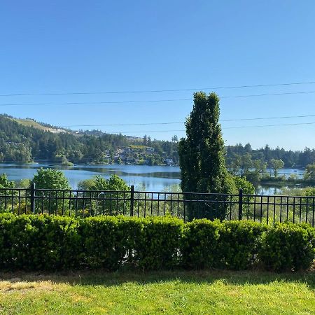 Cozy Lakeview Suite Виктория Екстериор снимка