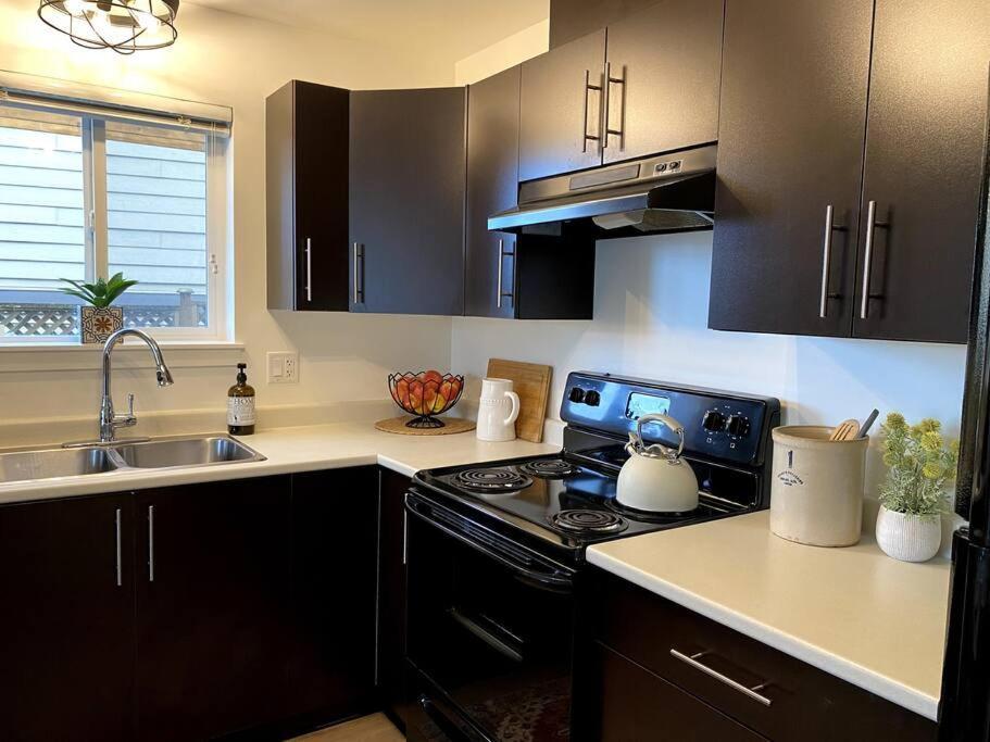 Cozy Lakeview Suite Виктория Екстериор снимка