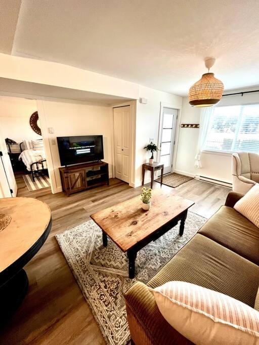 Cozy Lakeview Suite Виктория Екстериор снимка
