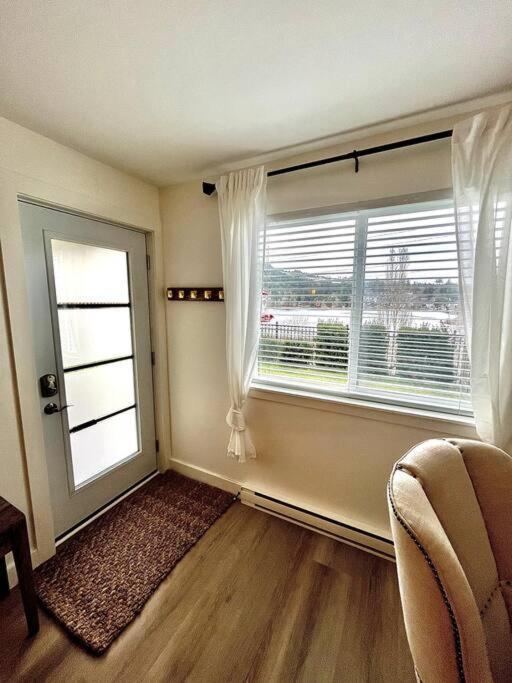 Cozy Lakeview Suite Виктория Екстериор снимка