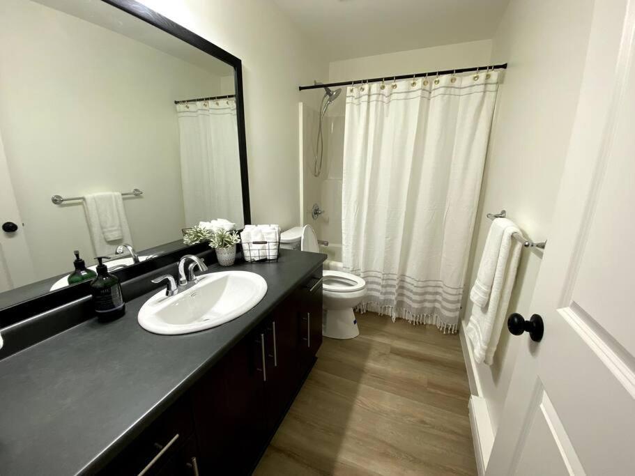 Cozy Lakeview Suite Виктория Екстериор снимка