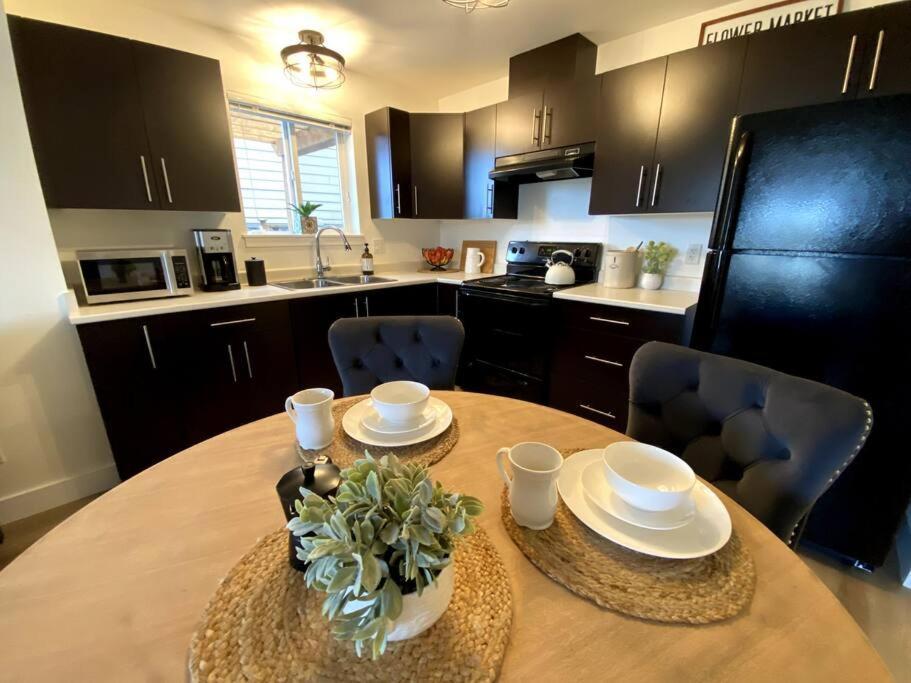 Cozy Lakeview Suite Виктория Екстериор снимка